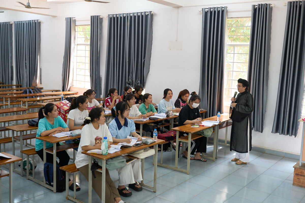 Không chỉ mặc áo dài khi đứng trên giảng đường, nam giảng viên còn lựa chọn mặc áo dài vào những dịp diễn ra các lễ nghi trang trọng tại gia đình mình. (Ảnh: MIT University Vietnam)