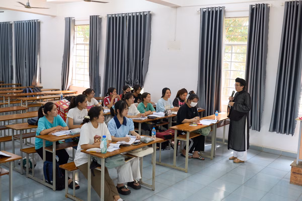 Không chỉ mặc áo dài khi đứng trên giảng đường, nam giảng viên còn lựa chọn mặc áo dài vào những dịp diễn ra các lễ nghi trang trọng tại gia đình mình. (Ảnh: MIT University Vietnam)