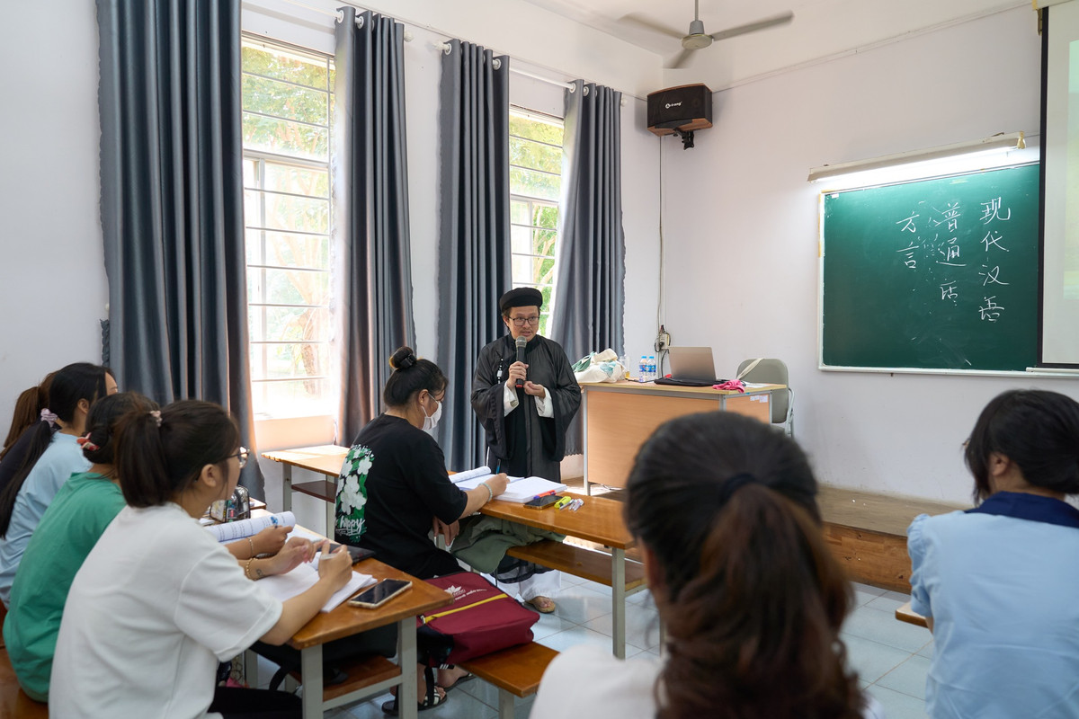 Bộ trang phục áo dài mỗi khi lên lớp dạy học của thầy Quang gồm nhiều món đồ như áo bà ba (lớp trong), áo dài trắng (lớp giữa), áo dài the đen (lớp ngoài), quần dài, khăn xếp. (Ảnh: MIT University Vietnam)