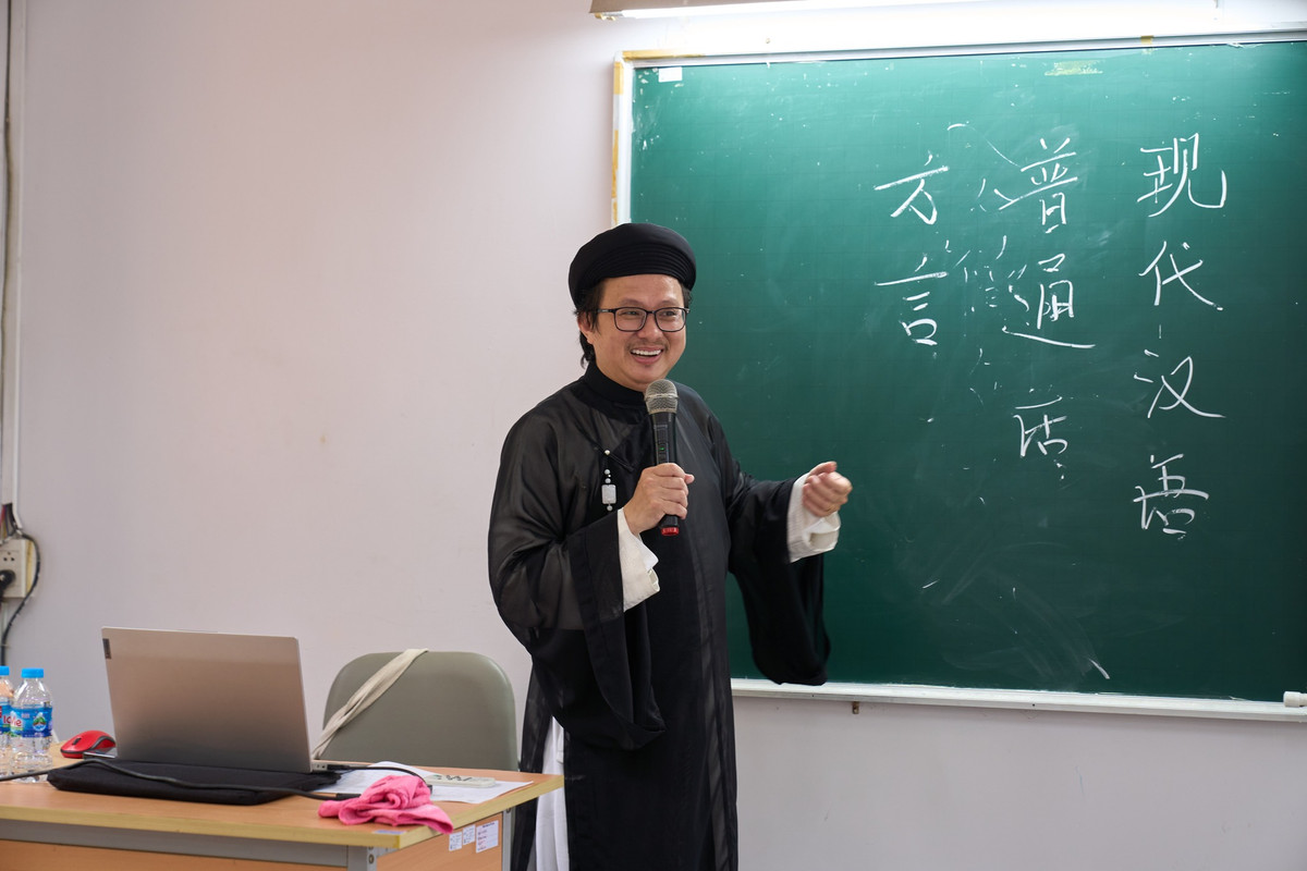 Được biết, ngôi trường thầy giảng dạy không yêu cầu giảng viên phải mặc áo dài. Thầy chỉ đơn thuần mặc vì sở thích, vì muốn lưu giữ những giá trị cổ truyền nên vẫn chăm chỉ diện trang phục truyền thống mỗi giờ lên lớp. (Ảnh: MIT University Vietnam)