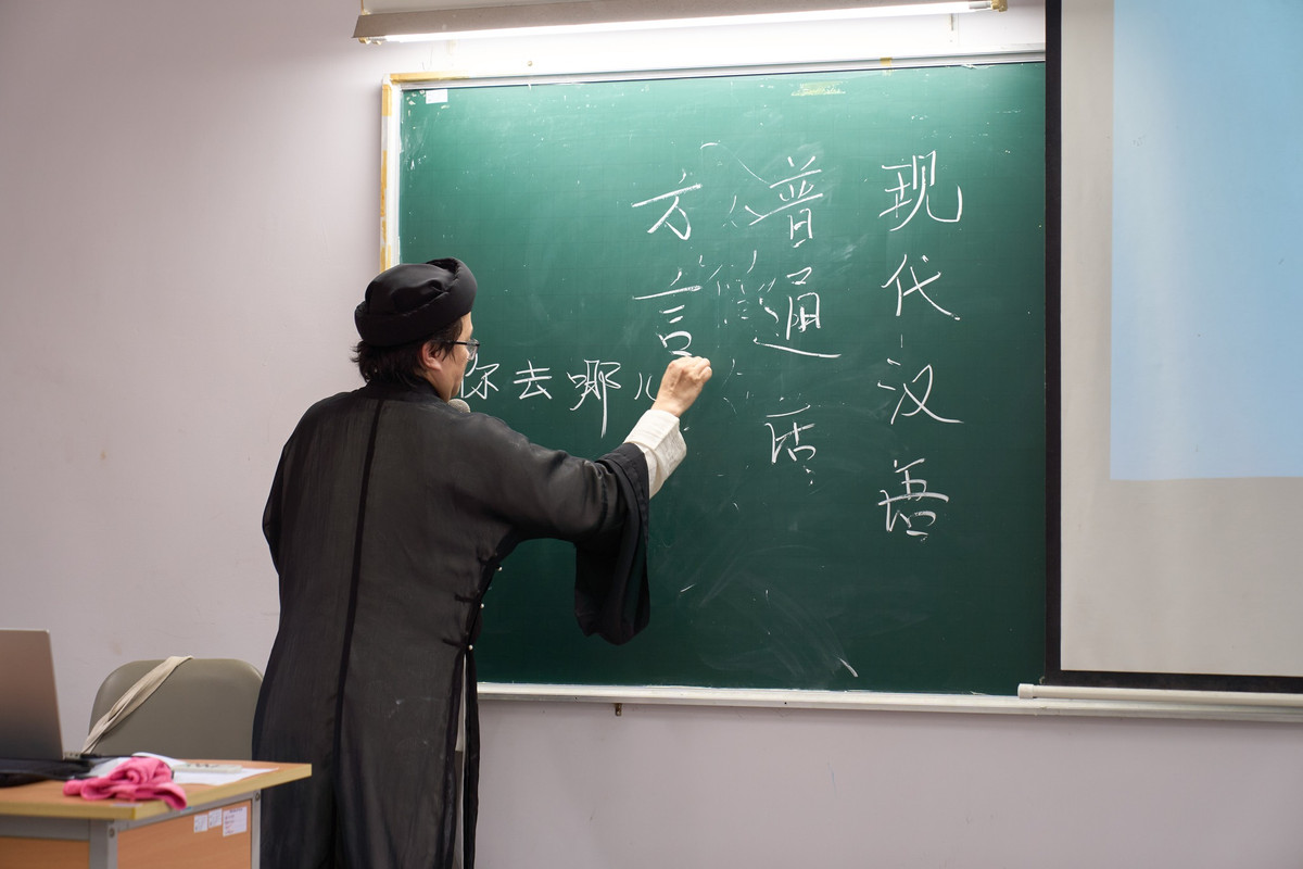 Trong không gian học đường hiện đại, sự kết hợp giữa áo dài duyên dáng và guốc mộc giản dị đã tạo nên một sự đối lập độc đáo nhưng vô cùng ấn tượng. (Ảnh: MIT University Vietnam)