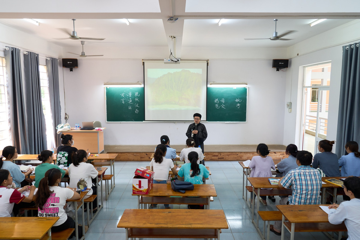 Khi mặc áo dài, thầy cảm thấy mình phải ứng xử khác, ăn nói cũng khác, tất cả đều có yêu cầu khắt khe, khi đó mình cũng không tùy tiện. Dù ban đầu các bạn sinh viên thấy lạ, nhưng sau đó họ đã rất quan tâm và tìm hiểu, điều này làm thầy cảm thấy rất vui. (Ảnh: MIT University Vietnam)