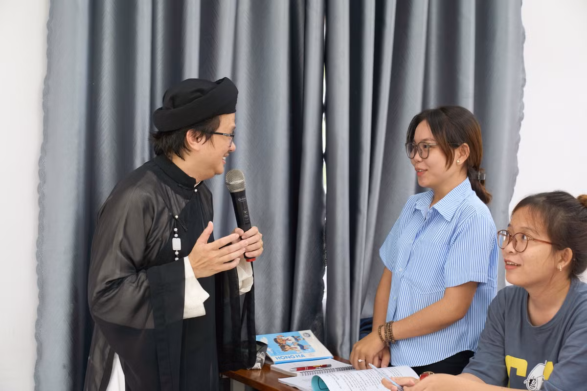 Đã hơn 10 năm xuất hiện trên giảng đường và những dịp đặc biệt với hình "áo dài - guốc mộc" đặc trưng, thầy Hồ Minh Quang chia sẻ rằng, việc mang áo dài đến môi trường quốc tế không chỉ giúp thầy cảm thấy tự hào mà còn nhận được sự ủng hộ nồng nhiệt từ thầy cô và sinh viên. (Ảnh: MIT University Vietnam)