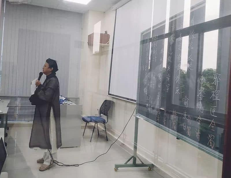 Thầy giáo trong hình là Tiến sĩ Hồ Minh Quang - nguyên trưởng khoa Đông Phương học, Đại học Khoa học xã hội và nhân văn, Đại học Quốc gia Thành phố Hồ Chí Minh, thầy đang dạy môn Âm vận học tiếng Hán cổ của sinh viên chuyên ngành Hán Nôm khoa Văn học. (Ảnh: Nguyễn Hải Yến)