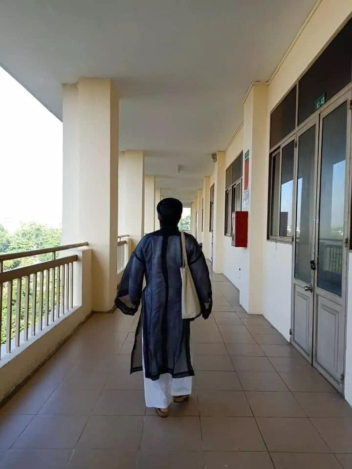 Được biết, người đăng bài là một bạn sinh viên: "Giới thiệu với mọi người đây là giảng viên trường mình, ngôi trường với cái tên ngắn gọn: Trường Đại học Khoa học xã hội và nhân văn, Đại học Quốc gia Thành phố Hồ Chí Minh...". (Ảnh: Nguyễn Hải Yến)