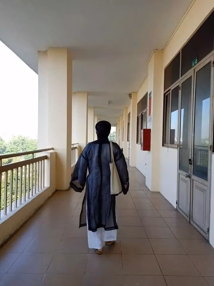 Được biết, người đăng bài là một bạn sinh viên: "Giới thiệu với mọi người đây là giảng viên trường mình, ngôi trường với cái tên ngắn gọn: Trường Đại học Khoa học xã hội và nhân văn, Đại học Quốc gia Thành phố Hồ Chí Minh...". (Ảnh: Nguyễn Hải Yến)