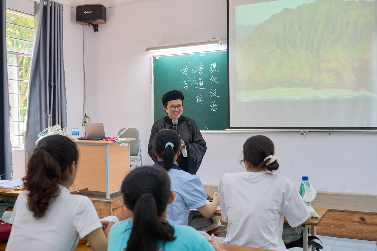 Các bạn sinh viên không khỏi ngạc nhiên và bị cuốn hút bởi phong cách giảng dạy độc đáo này, vừa giữ gìn bản sắc văn hóa vừa mang đến một luồng gió mới cho lớp học. (Ảnh: MIT University Vietnam)