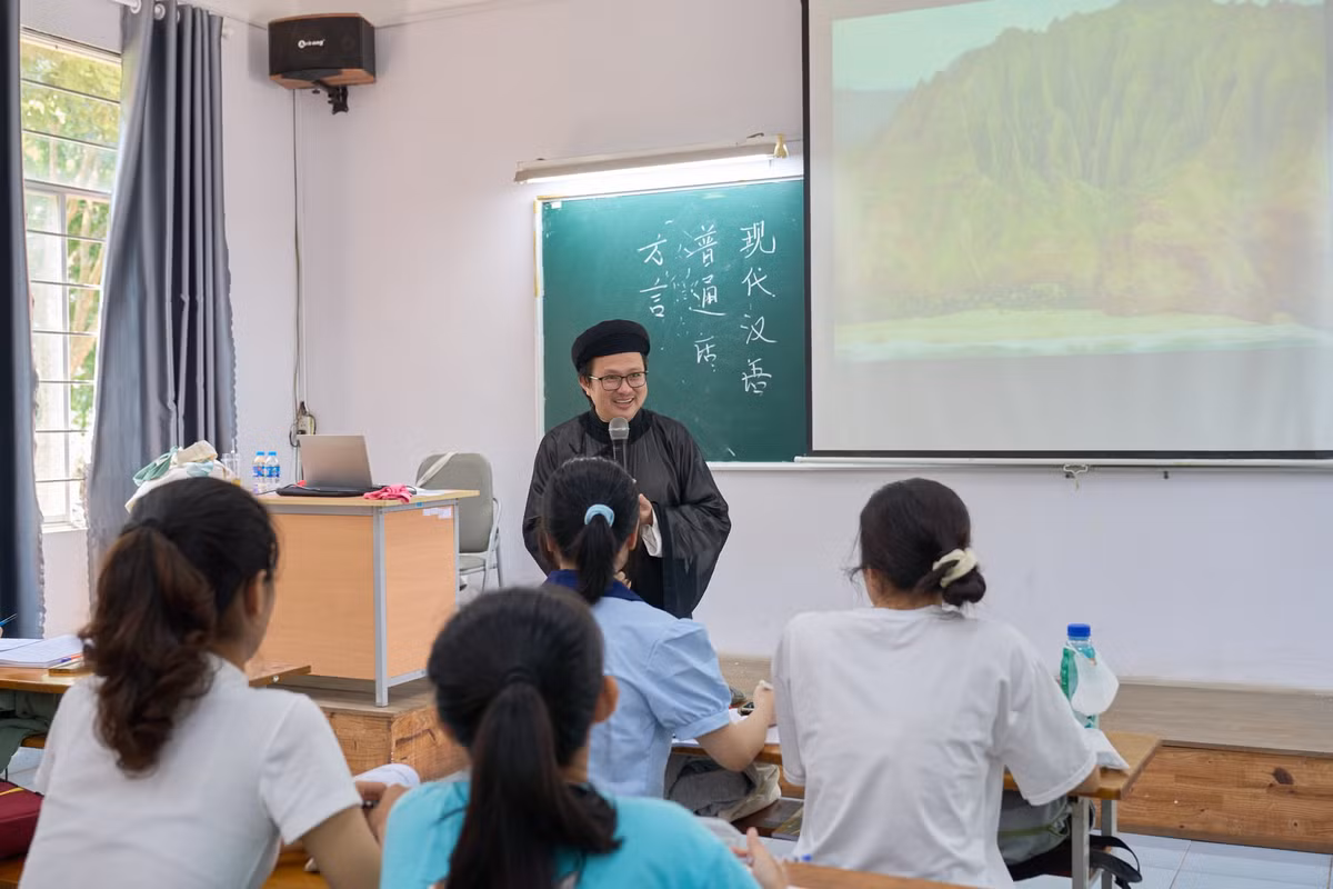 Các bạn sinh viên không khỏi ngạc nhiên và bị cuốn hút bởi phong cách giảng dạy độc đáo này, vừa giữ gìn bản sắc văn hóa vừa mang đến một luồng gió mới cho lớp học. (Ảnh: MIT University Vietnam)