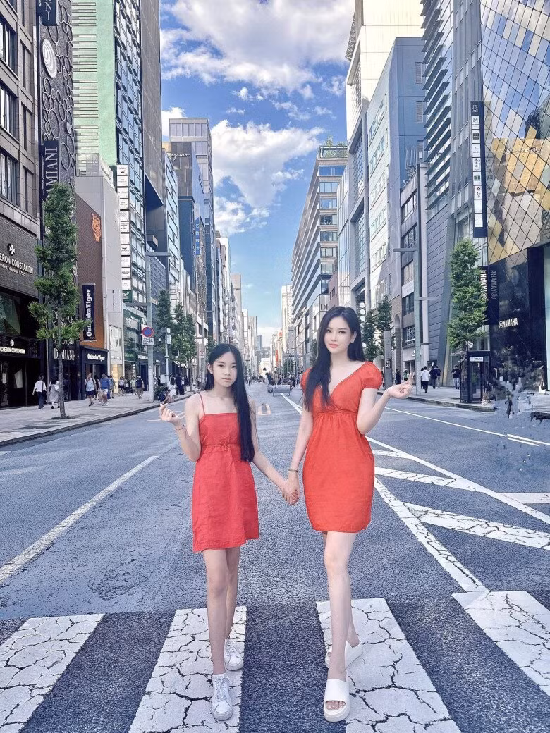 Có mẹ là người mẫu, Phương Nhi cũng được thừa hưởng những nét xinh đẹp từ mẹ.