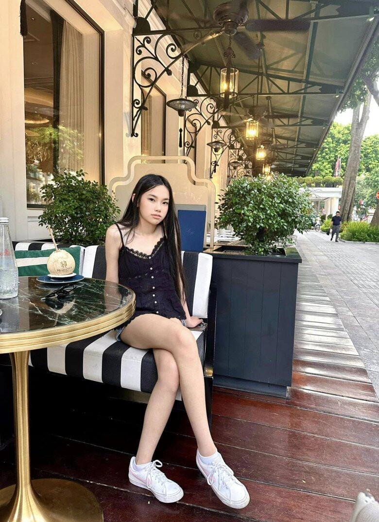 Cô bé có phong cách ăn mặc dịu dàng, đậm chất nữ sinh đúng với lứa tuổi.