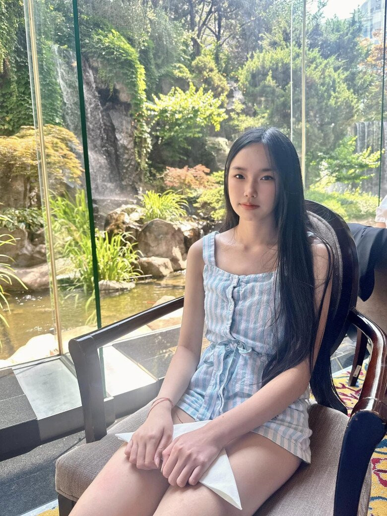 Dù chỉ ăn mặc giản đơn, nhiều người nhận xét cô bé có thần thái "tiểu thư tài phiệt".