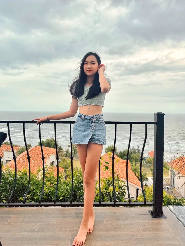 Không chạy đồ hiệu đắt tiền, Sophia ăn mặc đúng tuổi, không hở hang quá đà đủ để khoe nét thiếu nữ mới lớn. (Ảnh: FB Đào Lan Phương)