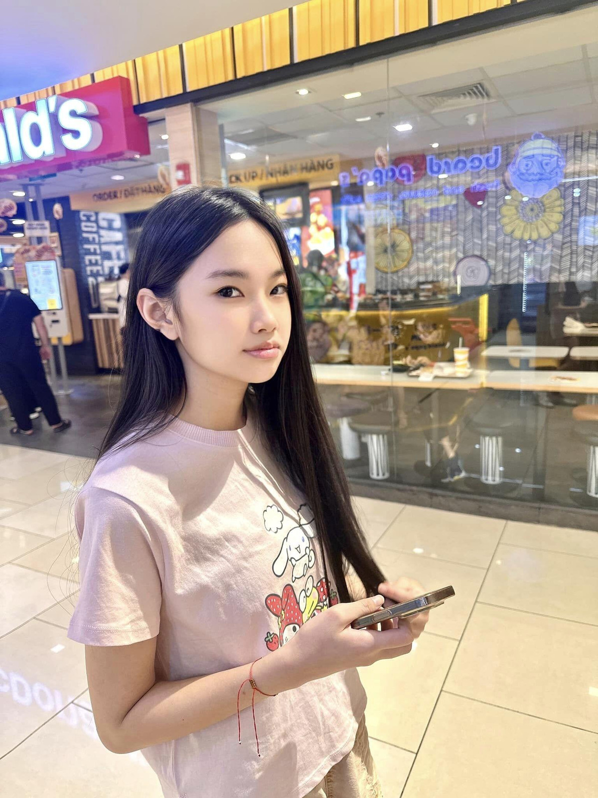 Trong những bức hình được chụp lại vô tình, không có sự chuẩn bị trước, cô bé vẫn cho thấy khí chất của "cháu gái nhà hào môn".