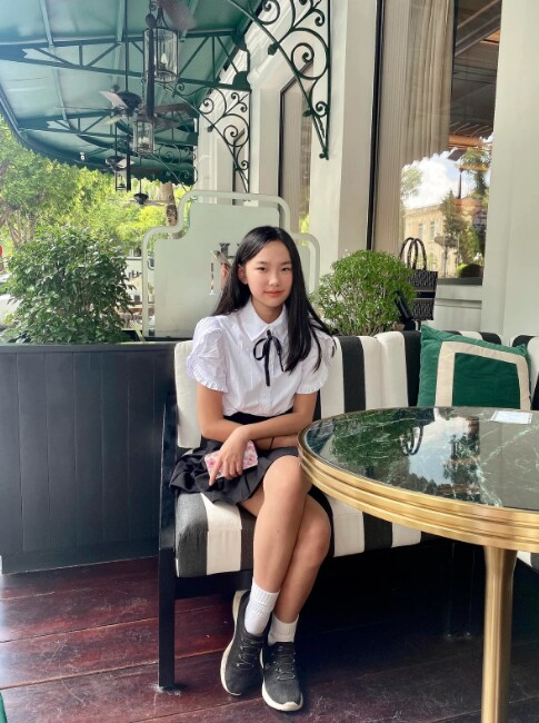 Cô bé sở hữu gương mặt với những đường nét xinh lạ đầy ấn tượng.