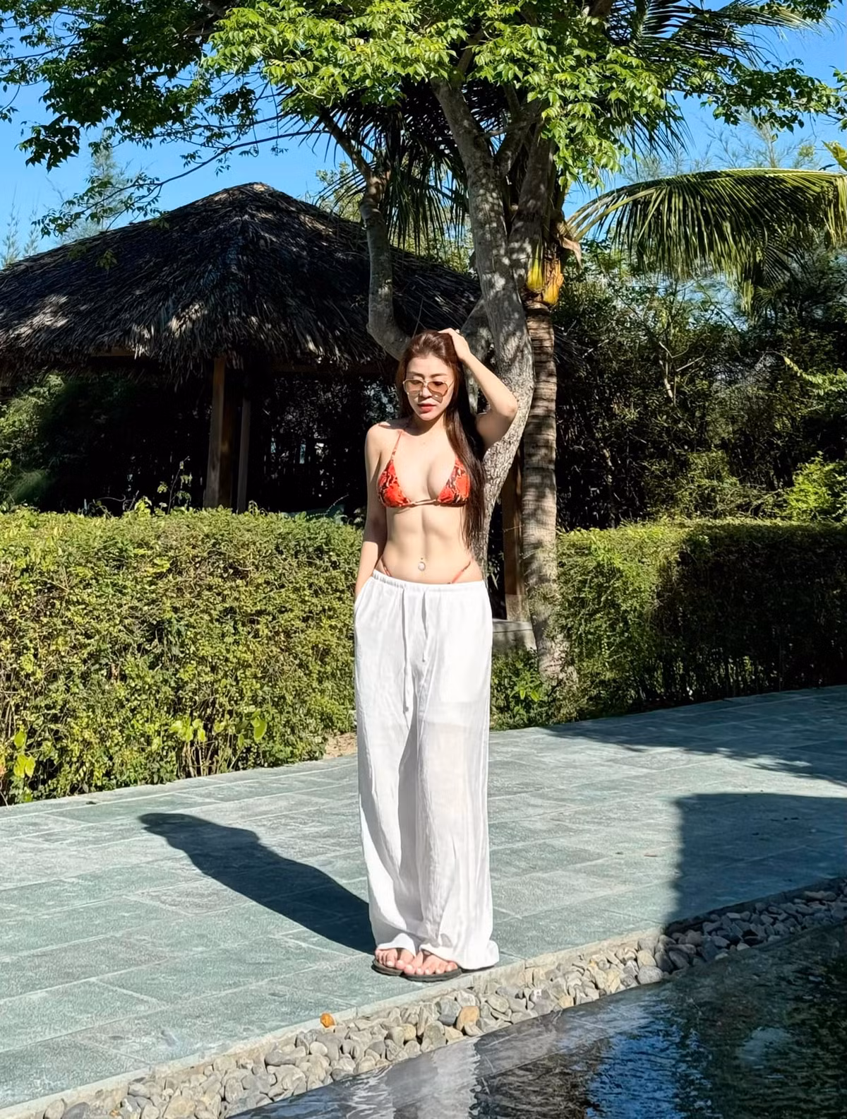 Theo tìm hiểu, Phương Dung đã chơi pickleball được 4 tháng nay. Khi được hỏi về chuyện hình ảnh và clip của mình phủ sóng cõi mạng, cô cho biết chuyện này khá bình thường vì các bài đăng khác của cô cũng được share nhiều.