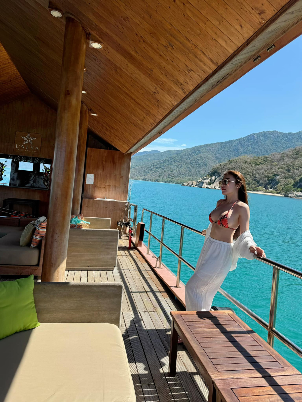 Khi Phương Dung lên sân pickleball, mọi người xung quanh trực tiếp nhìn thấy cũng không có ý kiến gì, ai chơi cùng nhóm người nấy.