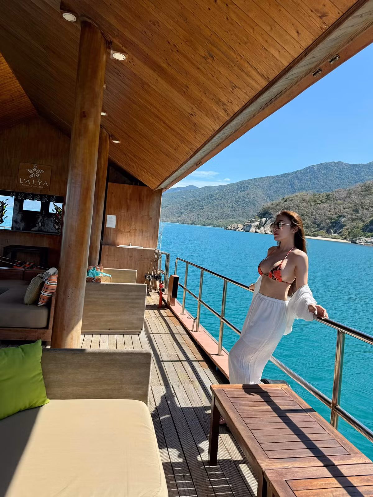 Khi Phương Dung lên sân pickleball, mọi người xung quanh trực tiếp nhìn thấy cũng không có ý kiến gì, ai chơi cùng nhóm người nấy.