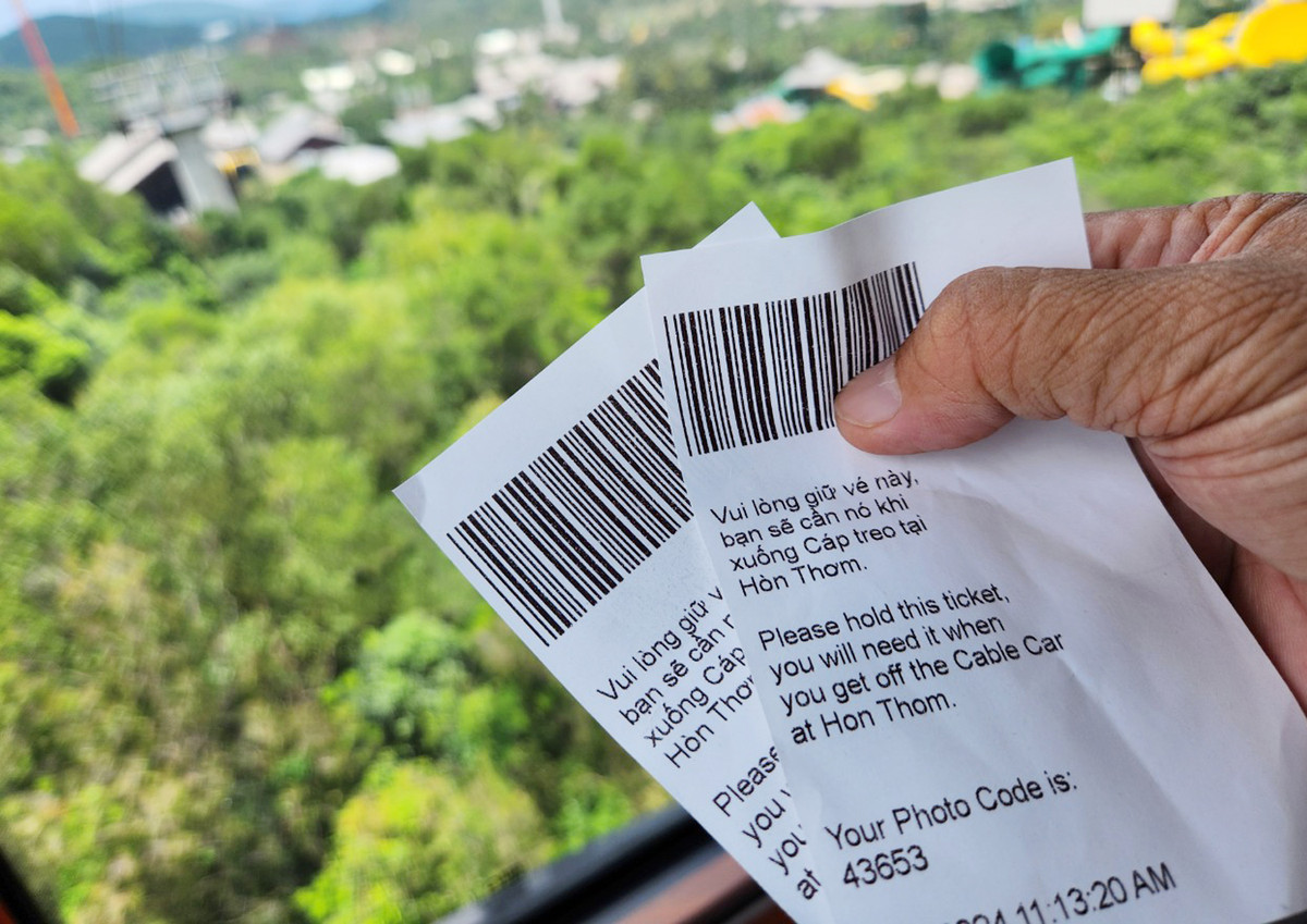 Trước khi vào cabin cáp treo, nhiều gia đình đã được nhân viên nơi đây chụp ảnh lưu niệm và sau đó cầm tấm vé sang Hòn Thơm.