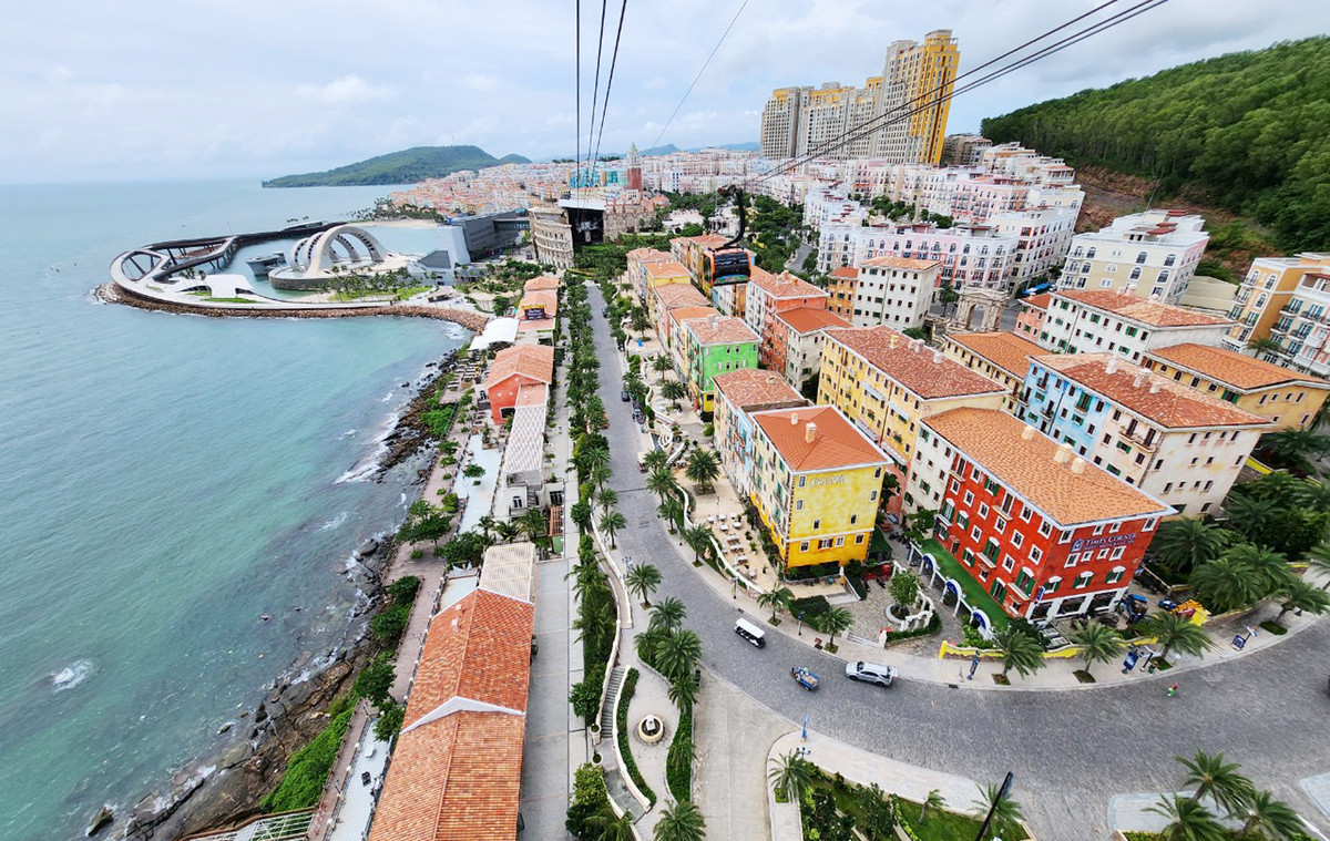 Từ trên cabin cáp treo Hòn Thơm, du khách hướng mắt về phường An Thới sẽ ngắm toàn cảnh các cao ốc tại Sunset Town – thị trấn Hoàng Hôn, hay còn gọi là thị trấn Địa Trung Hải, nằm tại phường An Thới, phía Nam đảo Phú Quốc. Tại đây có chiếc Cầu Hôn, tháp Đồng Hồ, quảng trường La Mã, sân khấu kiss... 