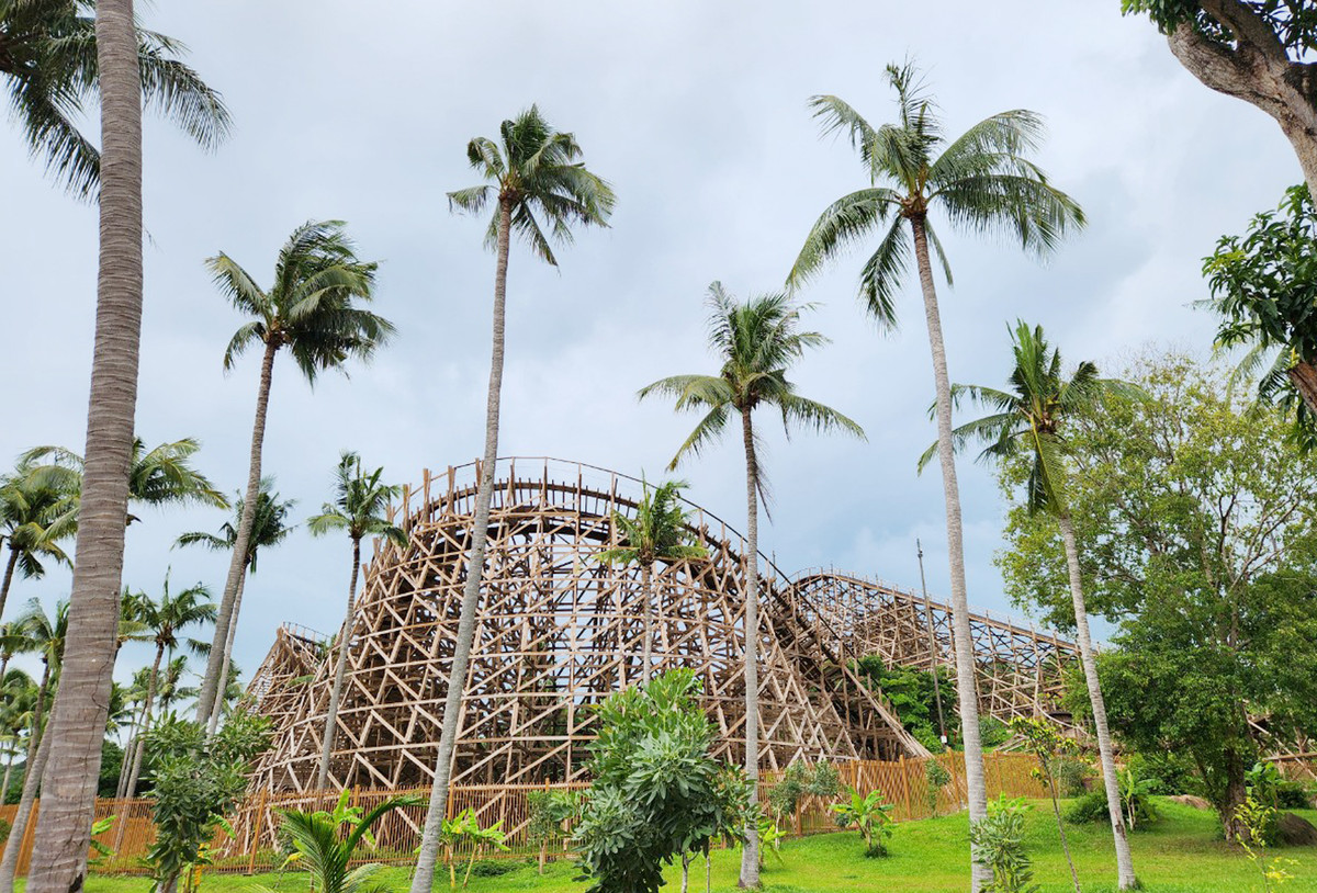 Mộc xà thịnh nộ - một trong những trò chơi thách thức nhất thế giới đã ra mắt đầu năm 2022 thuộc phân khu Exotica Village tại đảo thiên đường Hòn Thơm, Phú Quốc. Đây là tàu lượn siêu tốc bằng gỗ đầu tiên tại Việt Nam, được giới chuyên gia đánh giá nằm trong top game cảm giác mạnh thách thức bậc nhất thế giới.