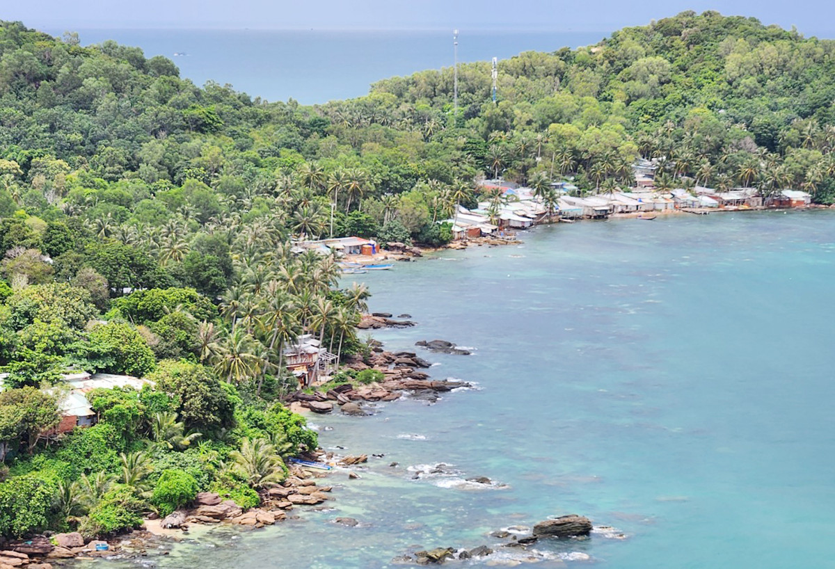 rên đường đến Hòn Thơm, du khách rất thích thú khi từ trên cao nhìn xuống những dãy nhà dân ven các hòn.