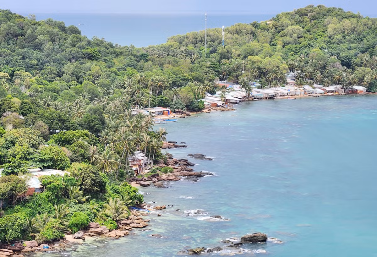 rên đường đến Hòn Thơm, du khách rất thích thú khi từ trên cao nhìn xuống những dãy nhà dân ven các hòn.