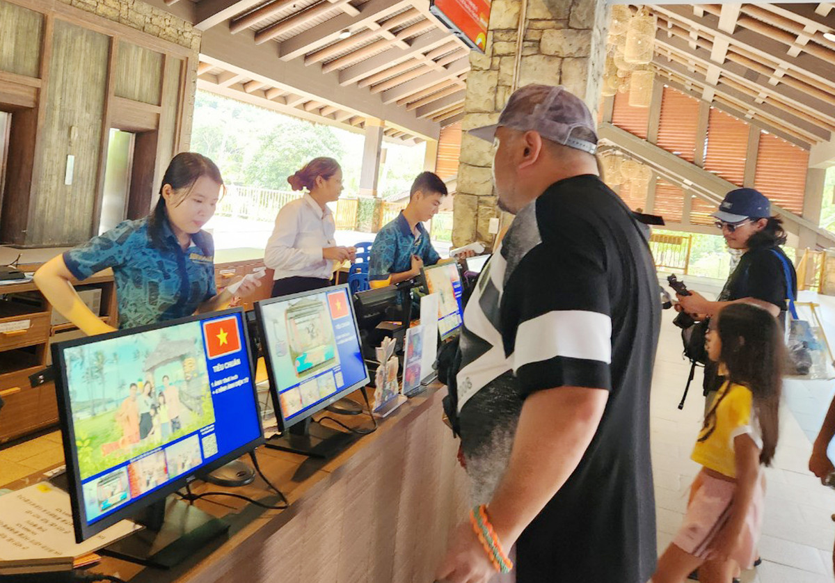 Hình ảnh lưu niệm của du khách tại nhà ga Ánh Dương sẽ được chuyển sang Hòn Thơm khi khách sang đến đây. Sau khi rời cabin, nhân viên quầy ảnh lưu niệm sẽ tư vấn cho du khách nếu gia đình nào muốn in ấn hình ảnh với giá vài trăm nghìn đồng.