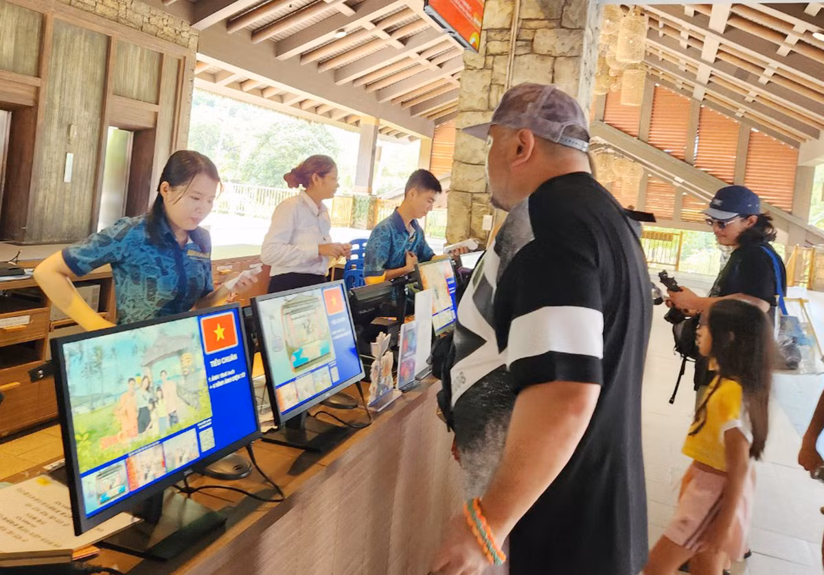 Hình ảnh lưu niệm của du khách tại nhà ga Ánh Dương sẽ được chuyển sang Hòn Thơm khi khách sang đến đây. Sau khi rời cabin, nhân viên quầy ảnh lưu niệm sẽ tư vấn cho du khách nếu gia đình nào muốn in ấn hình ảnh với giá vài trăm nghìn đồng.