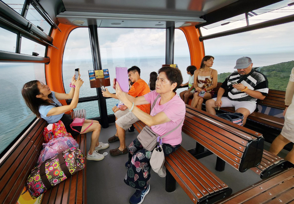 Trong khoảng 15 phút trải nghiệm cáp treo trên biển, du khách trong và ngoài nước không quên ghi lại những khoảnh khắc tuyệt vời để làm kỷ niệm cho chuyến du lịch đảo ngọc.