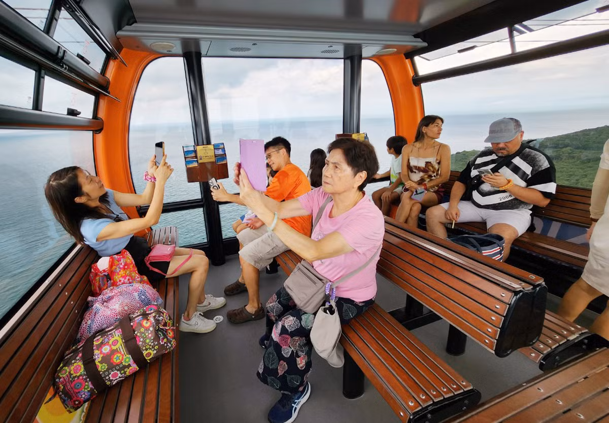 Trong khoảng 15 phút trải nghiệm cáp treo trên biển, du khách trong và ngoài nước không quên ghi lại những khoảnh khắc tuyệt vời để làm kỷ niệm cho chuyến du lịch đảo ngọc.