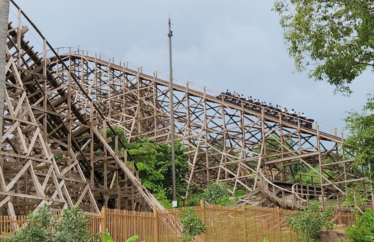 Mộc xà thịnh nộ được tạo nên bởi 1.000m3 gỗ đặc chủng nhập khẩu từ Mỹ, hơn 2.000 tấn đinh ốc và một kiến trúc riêng vô cùng độc đáo dựa theo địa hình tự nhiên của sườn đồi tại Hòn Thơm.