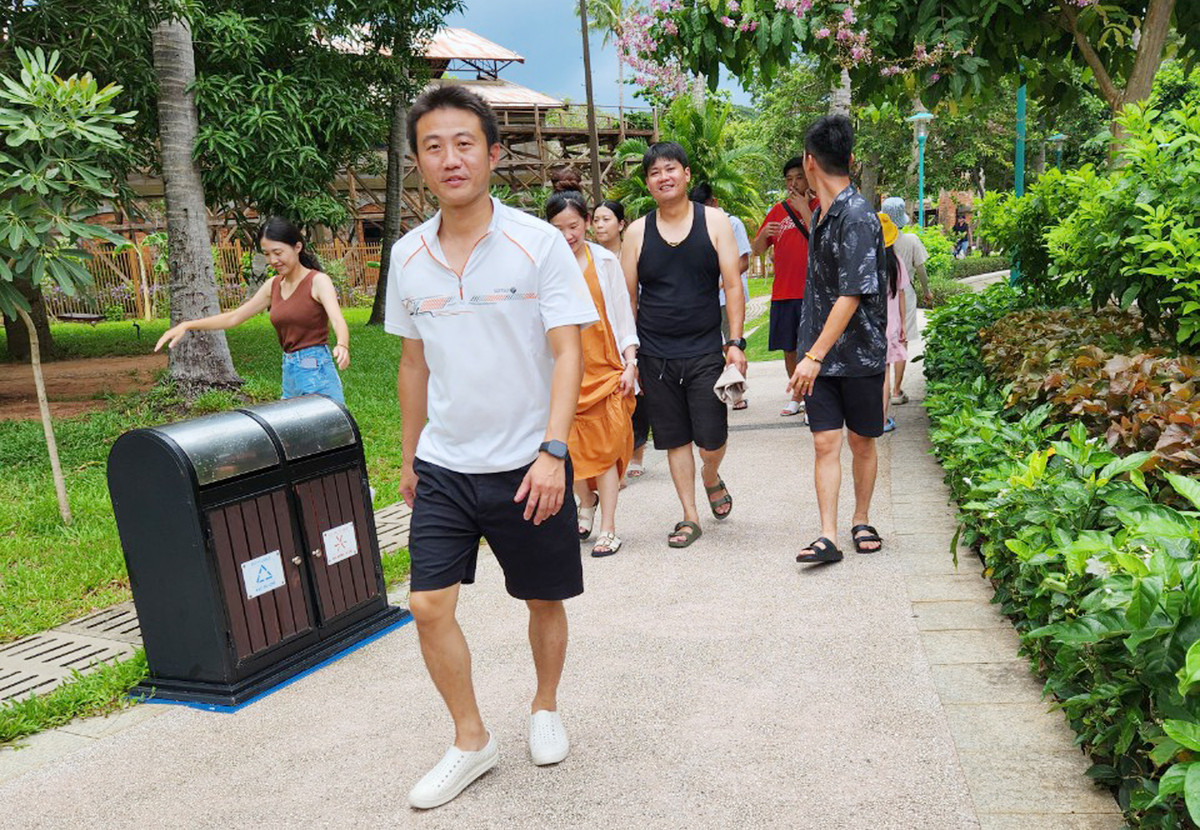 Sau khi rời quầy ảnh lưu niệm, du khách bắt đầu hành trình trải nghiệm mới với nhiều trò chơi hấp dẫn tại Hòn Thơm.