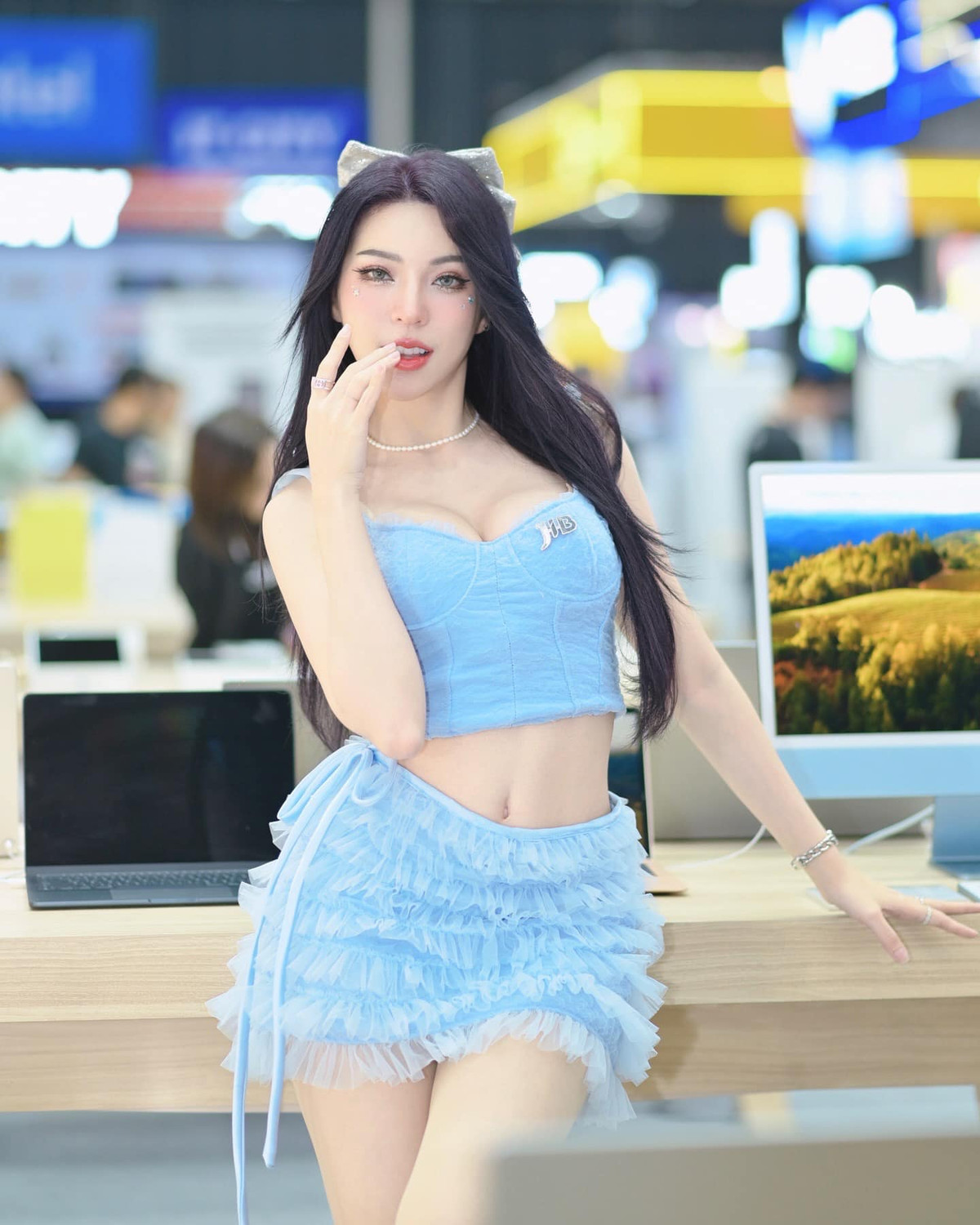 Ưu thế hàng đầu của Janet là gương mặt xinh xắn và 3 vòng siêu thực