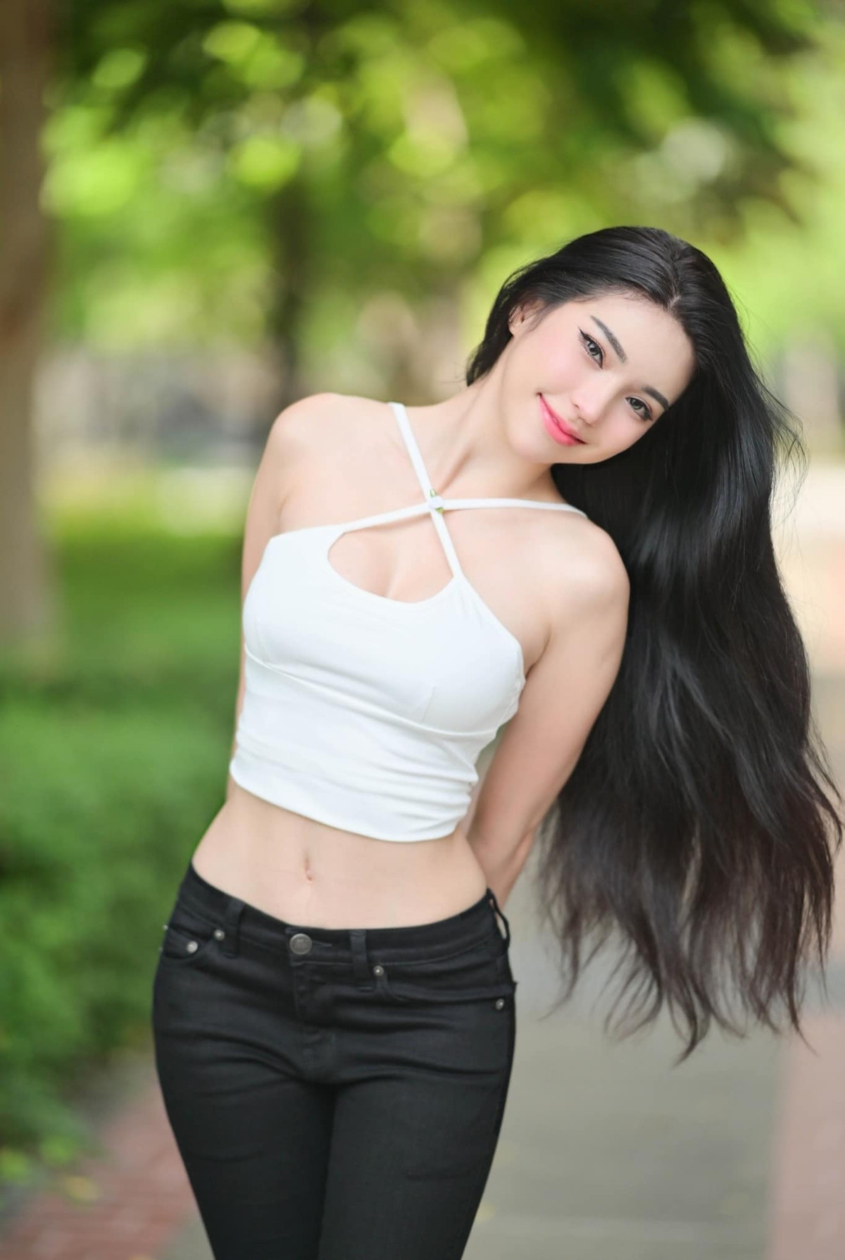 Janet Kanokwan Saesim có gương mặt của người đẹp mang những đường nét thanh tú và khá “tây” như con lai, dẫu mỹ nhân 9x mang dòng máu Thái Lan 100%