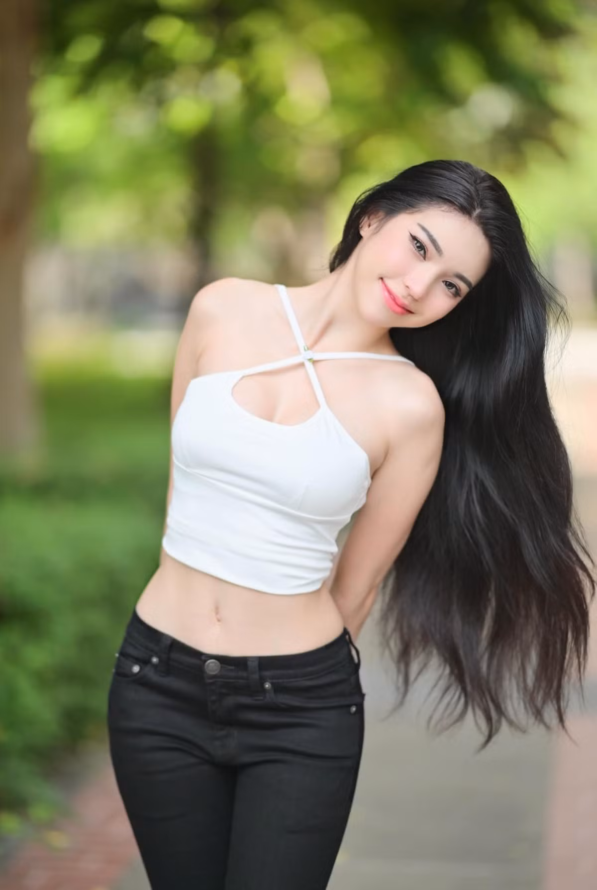 Janet Kanokwan Saesim có gương mặt của người đẹp mang những đường nét thanh tú và khá “tây” như con lai, dẫu mỹ nhân 9x mang dòng máu Thái Lan 100%