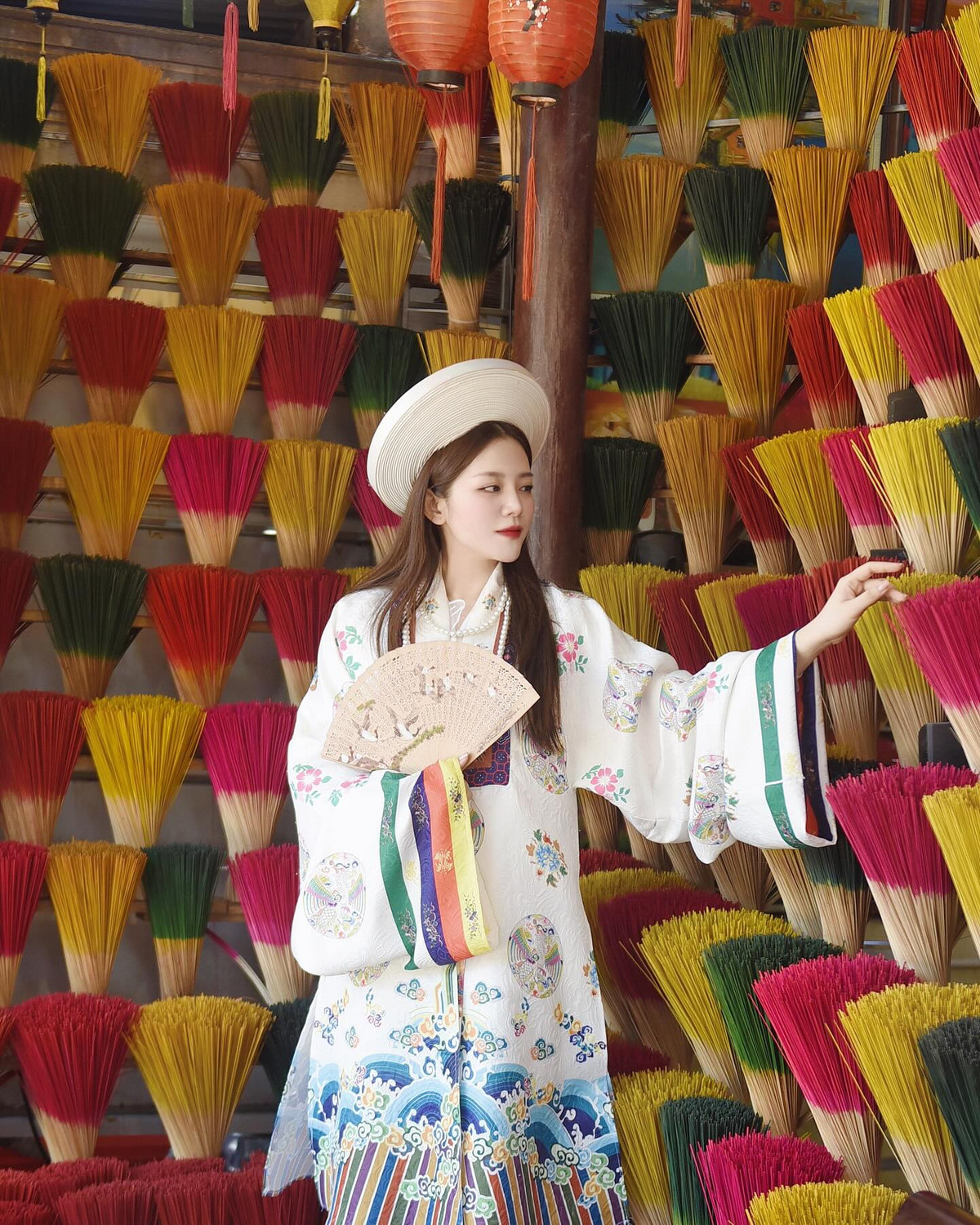 Xuất hiện trong khung cảnh đầy màu sắc ở làng hương cùng bộ áo Nhật Bình, Ông Thoại Liên nhận về vô vàn lời khen từ netizen.