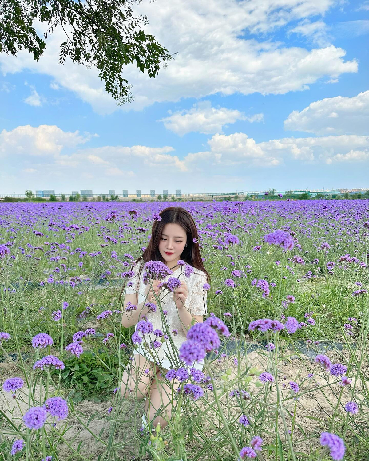 Ông Thoại Liên từ lâu đã được biết đến với nhan sắc xinh đẹp không thua gì các hot girl, nổi tiếng ăn mặc rất sành điệu.