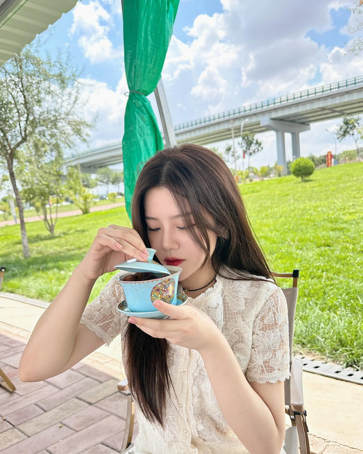 Trước đây, trên trang cá nhân, Ông Thoại Liên chỉ đăng tải những chuyến du lịch xa hoa, các kỳ nghỉ dưỡng ở những nơi đẹp đẽ, thư giãn ở những nơi xa hoa... và thời trang đắt tiền, hàng hiệu.