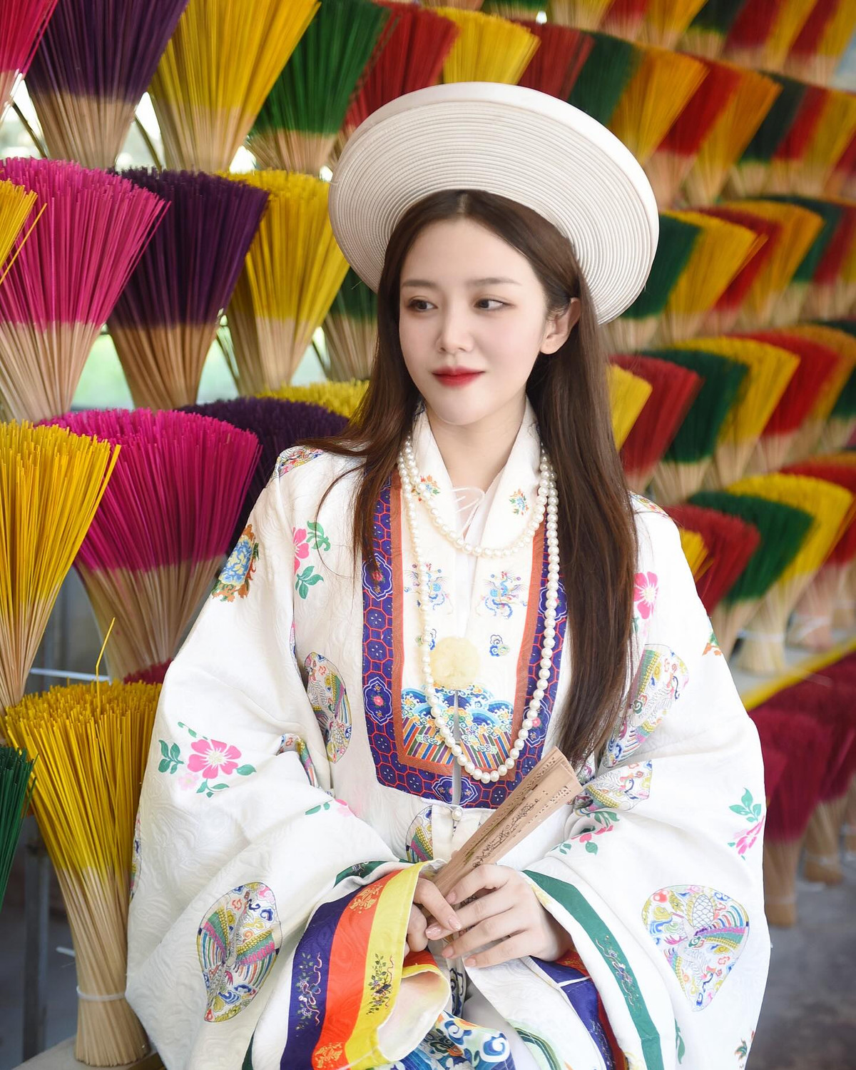 Vẻ đẹp dịu dàng cùng bộ Nhật Bình quý phái tạo nên hài hòa trong bức ảnh của nữ rich kid Ông Thoại Liên.