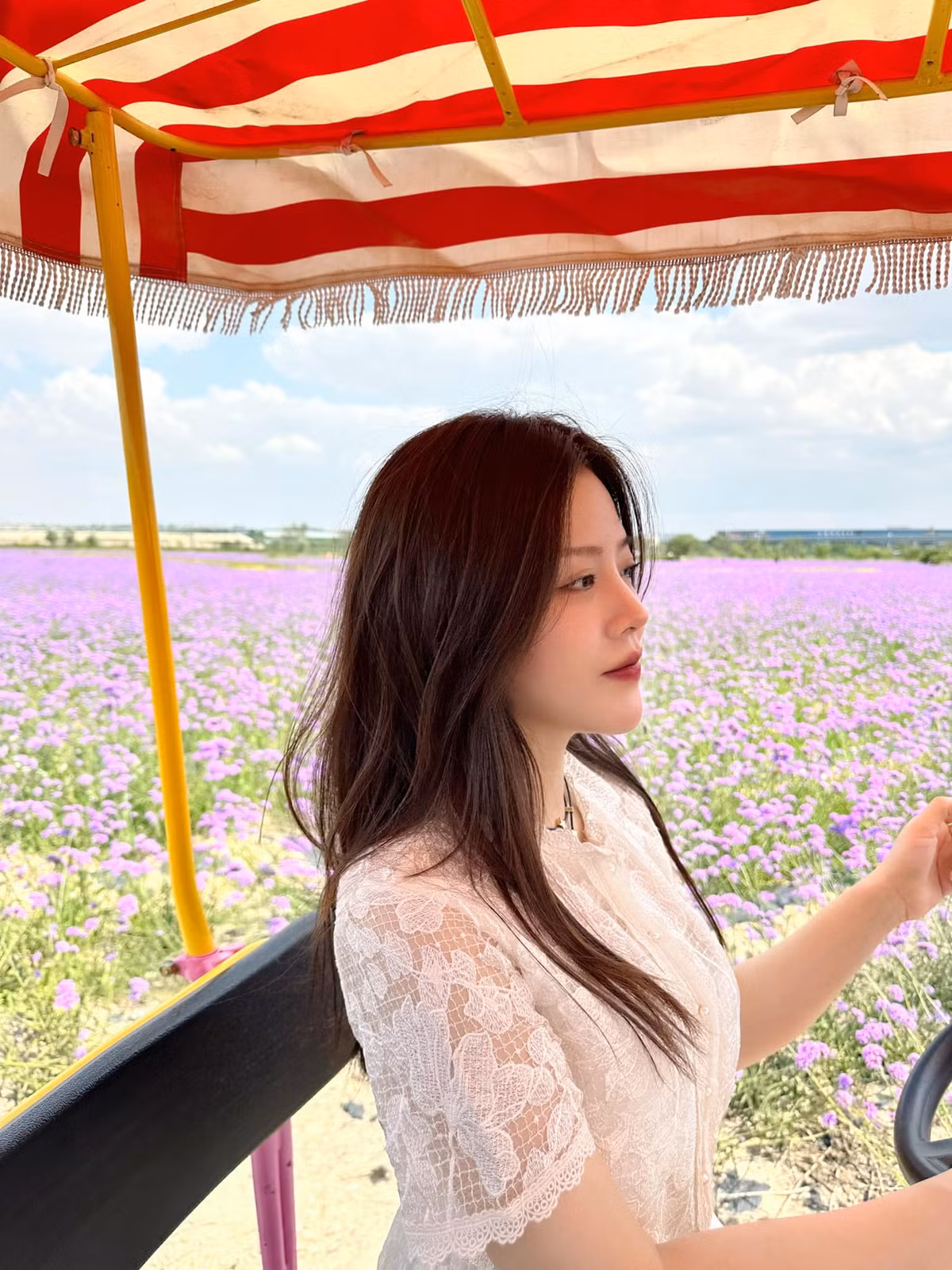 Thời gian gần đây, Ông Thoại Liên và chồng xuất hiện nhiều hơn ở Việt Nam và ngày càng được netizen chú ý đến nhất cử, nhất động.