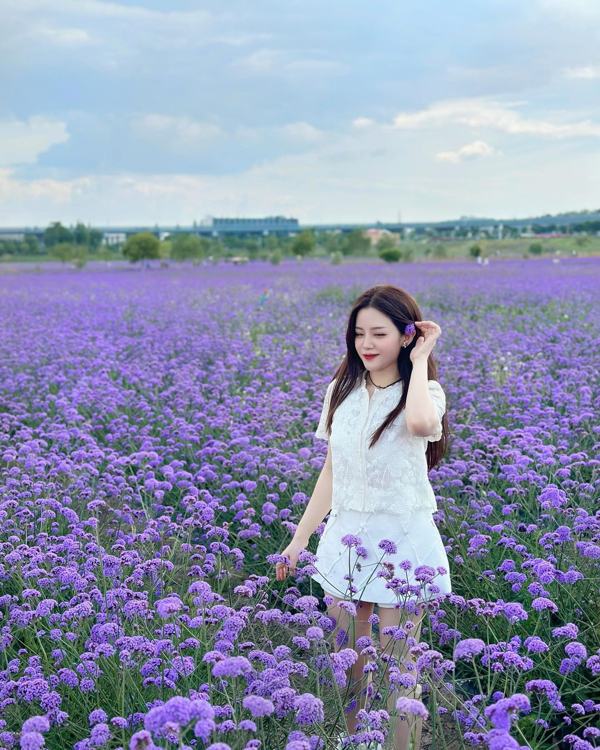 Ông Thoại Liên sinh năm 1989, dù lớn lên trong một gia đình gia thế như vậy nhưng cô không đi theo con đường nghệ thuật như anh trai là Ông Cao Thắng. Thay vào đó, nữ rich kid chọn con đường du học và định cư một mình tại Sydney, Australia.