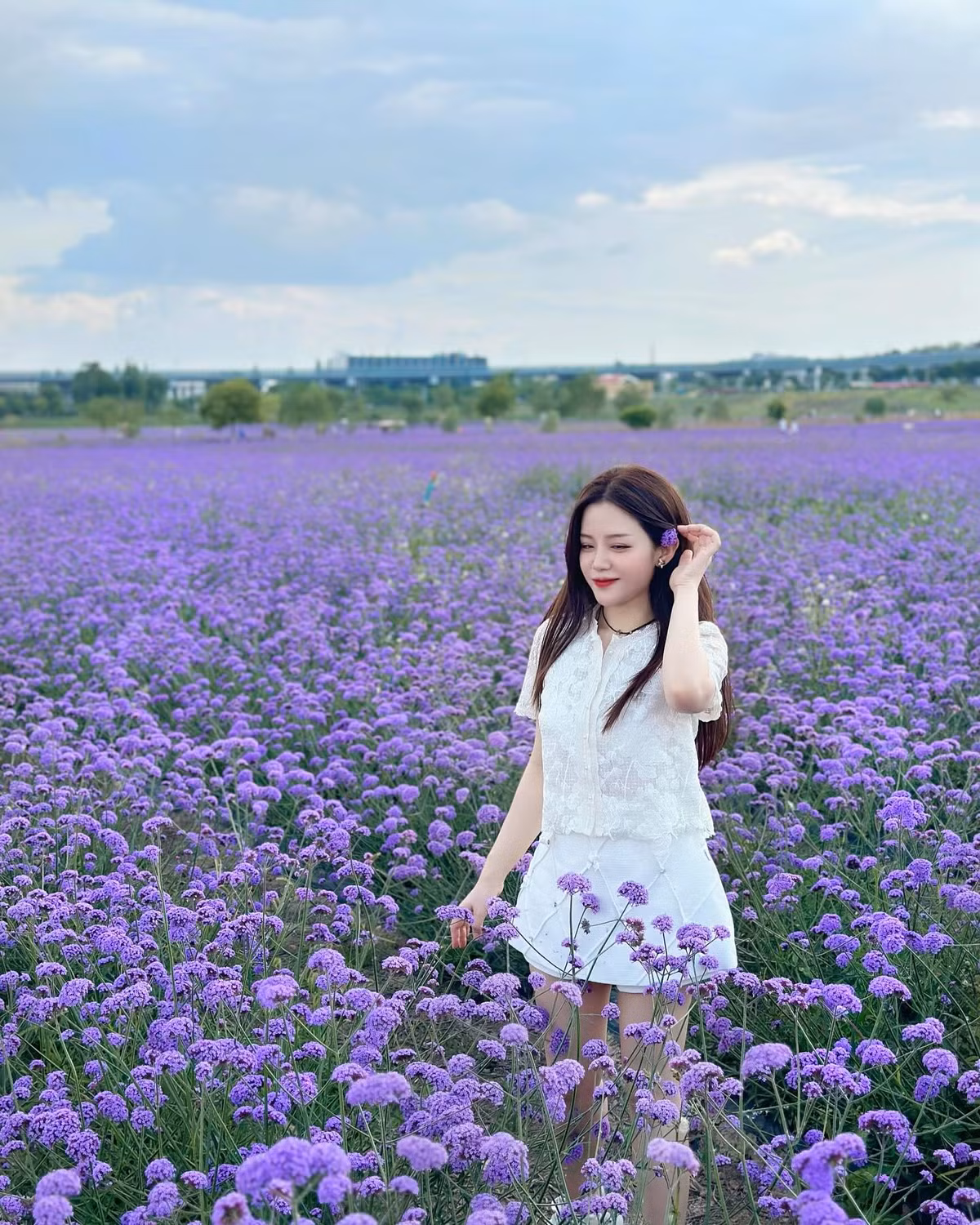 Ông Thoại Liên sinh năm 1989, dù lớn lên trong một gia đình gia thế như vậy nhưng cô không đi theo con đường nghệ thuật như anh trai là Ông Cao Thắng. Thay vào đó, nữ rich kid chọn con đường du học và định cư một mình tại Sydney, Australia.