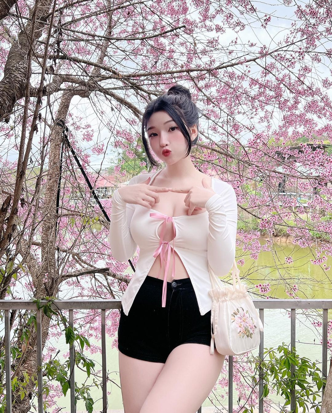 Biết mình có lợi thế về hình thể hoàn hảo nên gái xinh này thường xuyên diện trang phục ngắn cũn, khoe triệt để cơ thể.