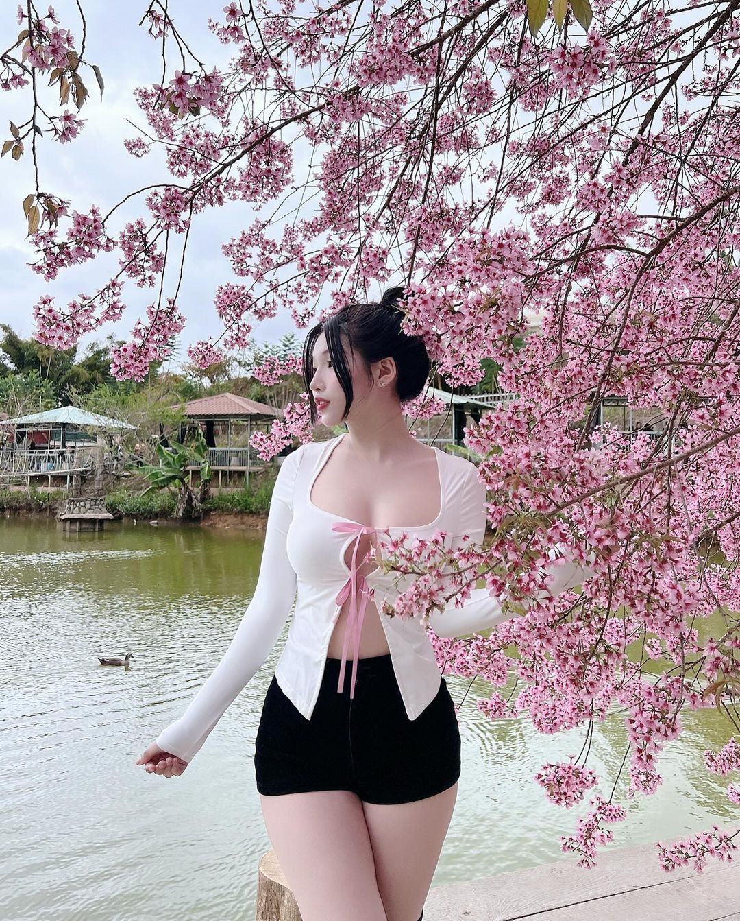 Mọi người thường khen Duyên Híp xinh như búp bê sống bởi vẻ đẹp ngọt ngào nhưng thân hình lại vô cùng nóng bỏng.