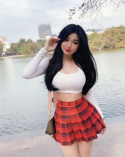 Duyên Híp gây chú ý với hình thể chuẩn đẹp, không phải kiểu mảnh mai yếu ớt mà thon gọn, đầy sức sống.