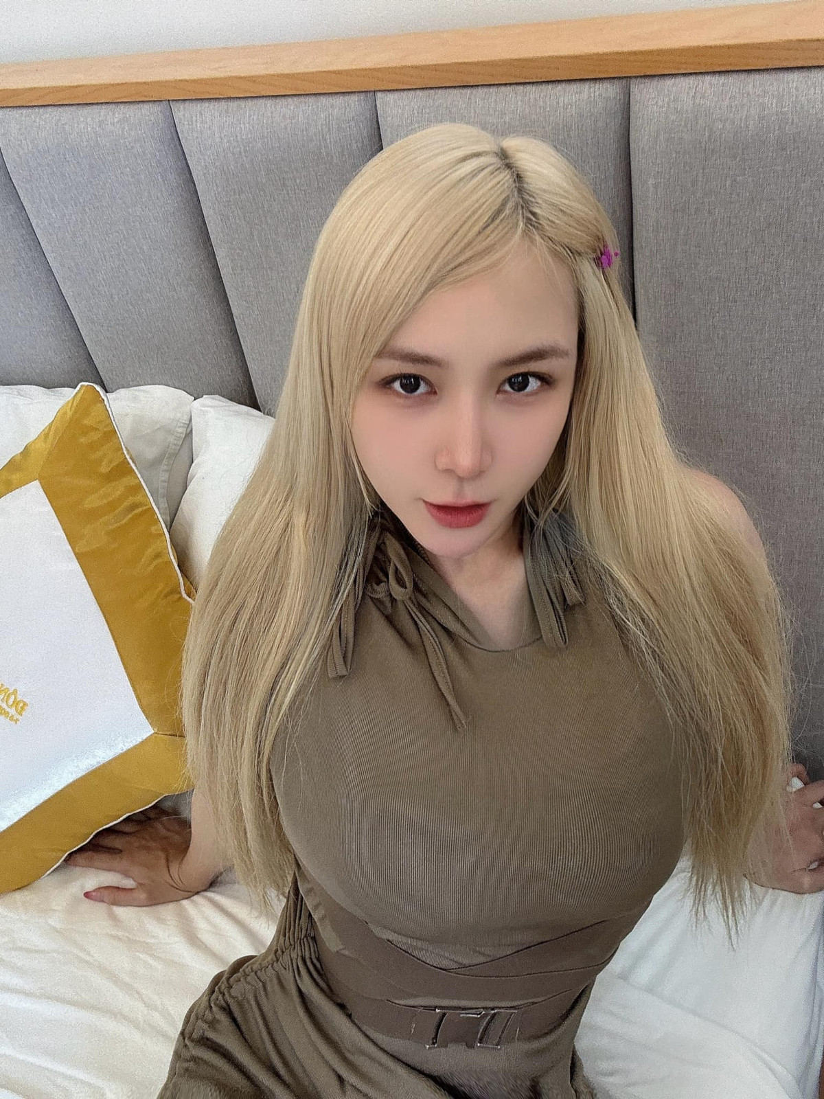 Cô nàng thường ăn diện vô cùng sexy khoe đường cong cơ thể mỗi khi đi diễn.