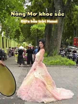 Giữa hàng trăm nàng thơ đổ xô đi chụp ảnh mùa Thu Hà Nội thì mới đây Nàng Mơ - nhân vật thị phi thời gian qua cũng gây bất ngờ khiến cộng đồng mạng xôn xao với những clip, hình ảnh “đu trend” mùa đẹp nhất trong năm của Thủ đô.