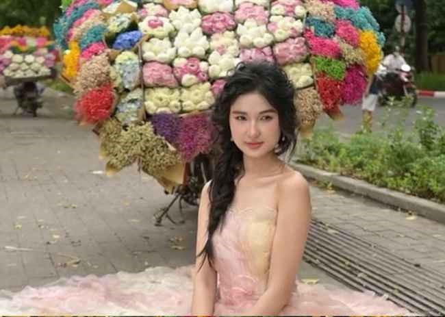 Trước nhiều ý kiến chê bai cách phối đồ "đu trend" lạc quẻ của Nàng Mơ, có không ít người bày tỏ quan điểm rằng cộng đồng mạng đã quá khắt khe, chỉ cần bạn mẫu thích và concept đó không vi phạm đến thuần phong mĩ tục là được.