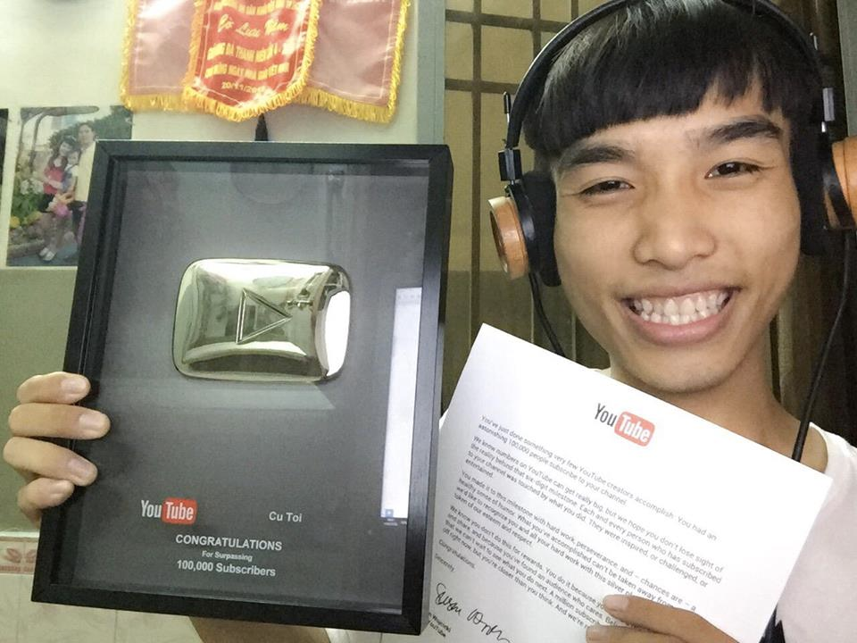 Với những sản phẩm đình đám của mình, có thời điểm, Củ Tỏi được xếp thứ hạng cao nhất trong bảng xếp hạng 10 nhân vật bất ngờ nổi tiếng trên mạng xã hội vào năm 2015.