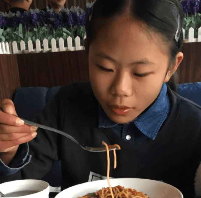 Zhou Chuna trở thành chủ đề bàn tán của số đông khi xuất hiện trên 1 chương trình truyền hình cùng chia sẻ đã trải qua 200 ca phẫu thuật thẩm mỹ với tổng chi phí khoảng 4 triệu NDT (gần 14 tỷ VNĐ) từ năm 13 tuổi đến nay.